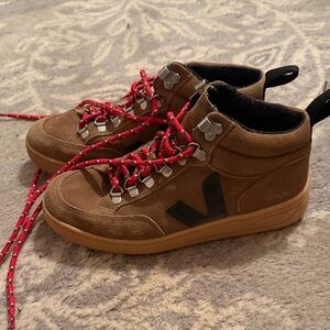 VEJA Roraima Suede Sneaker High-TopSneakers with Red Laces